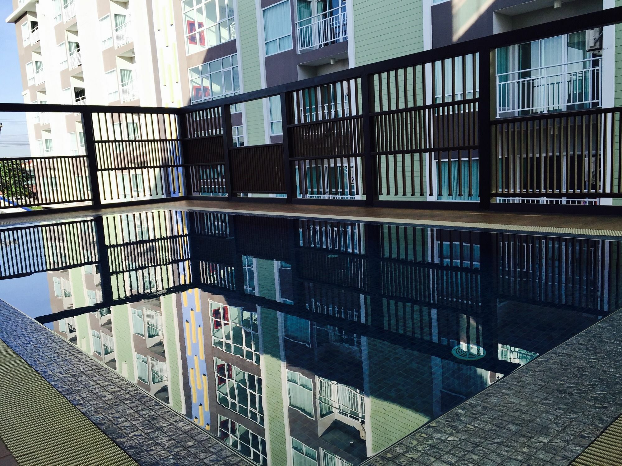Modernbright Laemchabang Aparthotel Bang Lamung Exterior foto