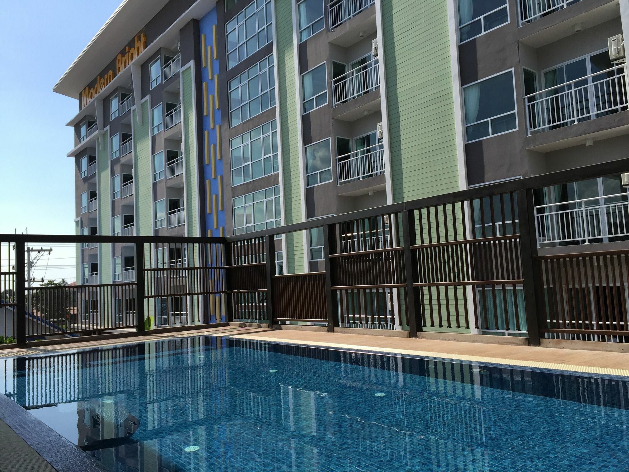 Modernbright Laemchabang Aparthotel Bang Lamung Exterior foto